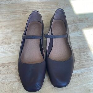 Madewell brown leather flats.